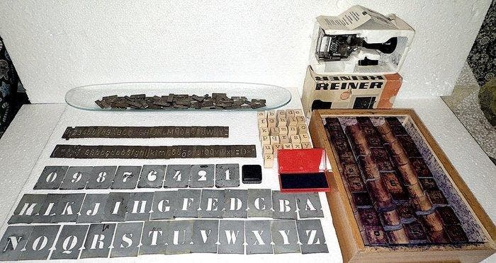 Grote collectie vintage letters, cijfers, sjablonen en, Antiek en Kunst, Curiosa en Brocante
