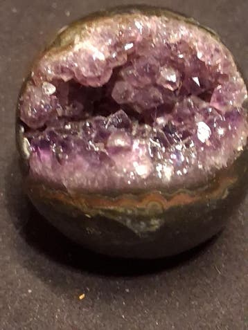 Natural Amethyst geode - Sphere - 5.2 cm - deep purple, Verzenden
