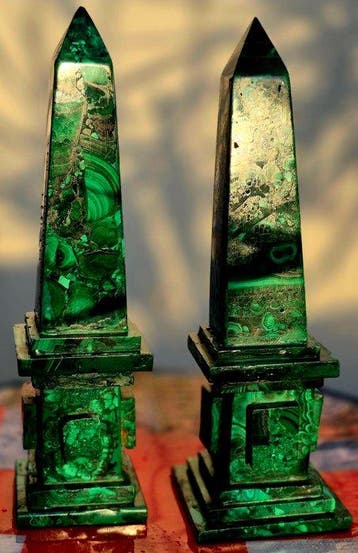 malachiet Obelisk - Hoogte: 70 mm - Breedte: 50 mm- 717 g -