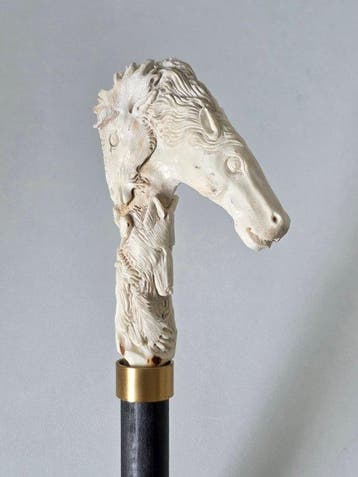 Dierentotem met Indiaan - Gedetailleerd Handsnijwerk Canne