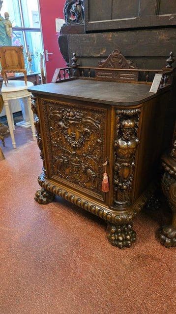 Commode - Chêne - Commode richement décorée