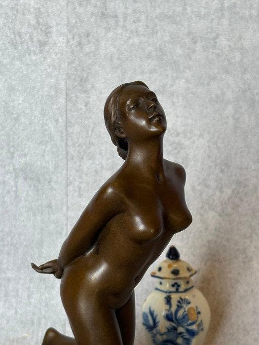 Statue, Dit is een bronzen sculptuur van een knielende, Antiek en Kunst, Curiosa en Brocante