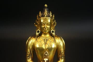 This is a gilt bronze Amitayus Buddha statue - Bronze -