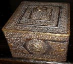 Grote Rituele Doos Ashtamangala Koperen repoussé - Tibet -