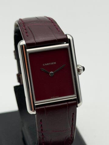 Cartier - Tank Must Burgundy Dial - 4323 - Unisex - 2020+, Nieuw
