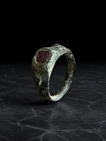 Byzantijns Brons Ring met roze steen 6e tot 8e eeuw na