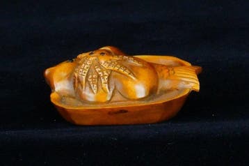 Vente absolue - Netsuke en buis signé Juzan « Calmar et