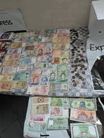 Wereld. Collection of coins and banknotes (Zonder