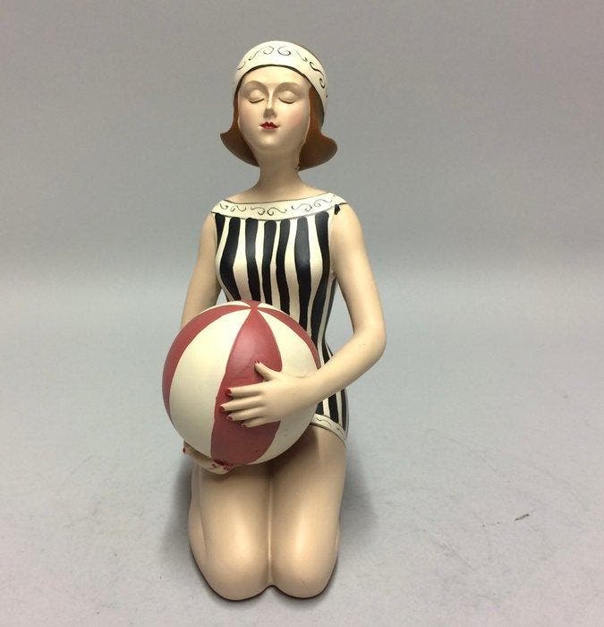 Figurine - Vrouw met strandbal - Polystone - pierre broyée, Antiquités & Art, Curiosités & Brocante