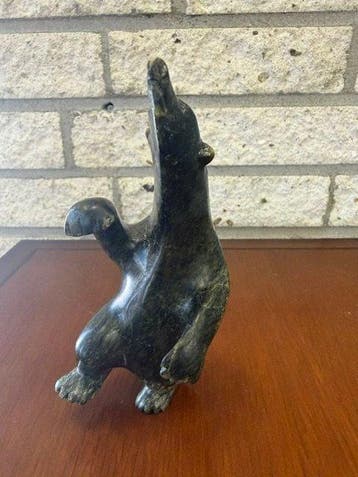 Dansende beer historisch Inuit-kunstwerk - Beeld - Canada