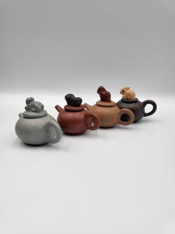 Themacollectie - Set van 12 miniatuurtheepotten in steengoed