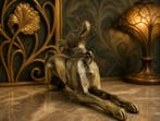 sculptuur, Art Nouveau Windhond – Elegante Brons met Florale