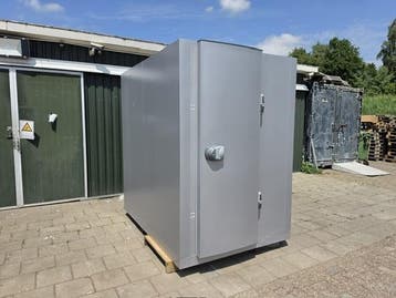 Vriescel 140 x 200 x 211 cm Nieuw lichte transportschade, Gebruikt, Koelen en Vriezen