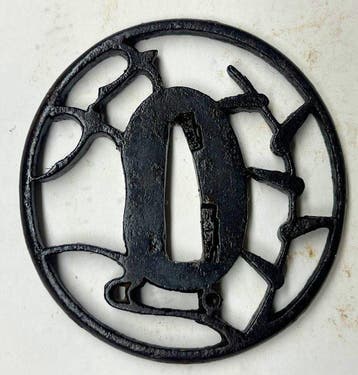 Tsuba sukashi à motif de grue volante et feuille de vigne -