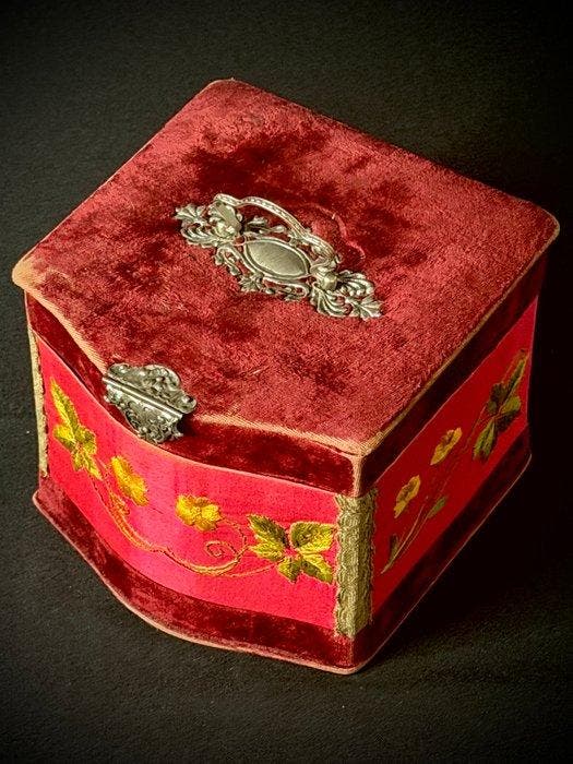 Doos - Fluwelen stof - zijden draad - metaal - Doos van de, Antiek en Kunst, Kunst | Designobjecten