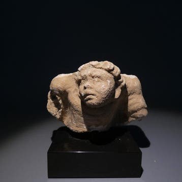 Gandhara Gips Figuur. Stucwerk. 9 cm hoog. 1e–3e eeuw n.Chr.