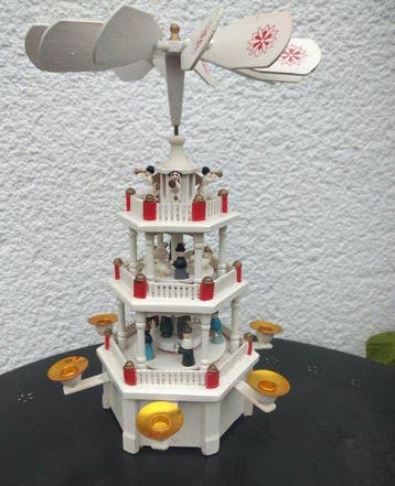 Kerstbeeldje - Draaiende kerstpiramide wit - rood met, Antiek en Kunst