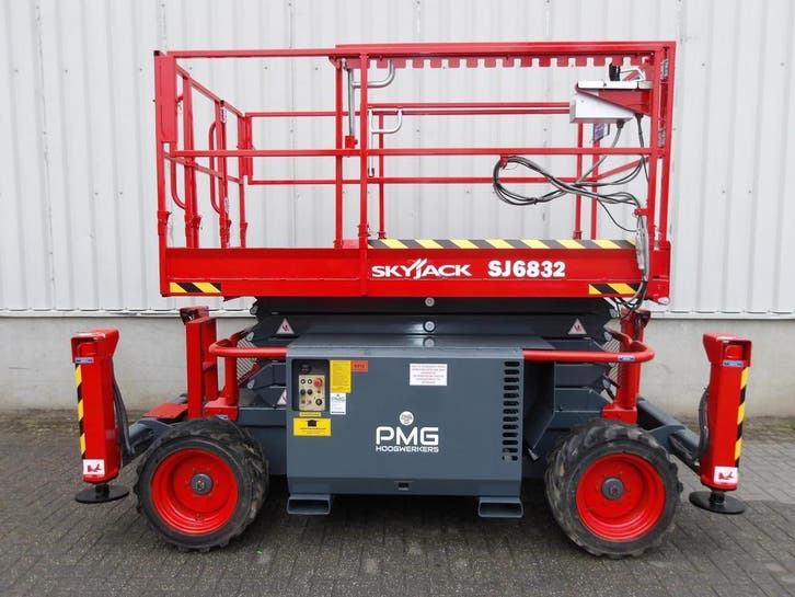 Schaarhoogwerker 4x4 SkyJack SJ6832RT , 2015 , 12m , gekeurd, Zakelijke goederen, Machines en Bouw | Industrie en Techniek