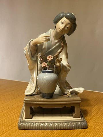 Lladró - Vicente Martinez - sculptuur, Oriental Girl - 19 cm