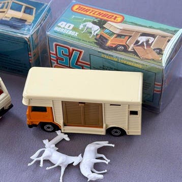 Matchbox 1:64 - Voiture miniature (2) - Horsebox 40 and, Hobby en Vrije tijd, Nieuw