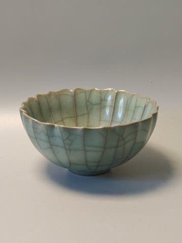 Celadon-Glazuurde Kom met Rand van Chrysantenpetalen