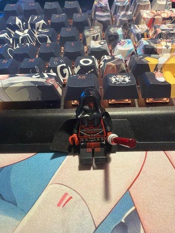 Lego - Figuur - LEGO minifiguur met zwarte cape en rode, Kinderen en Baby's, Speelgoed | Duplo en Lego, Nieuw