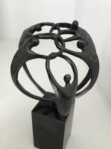 Corry Ammerlaan - sculptuur, “ Samen de handen ineen “ - 20