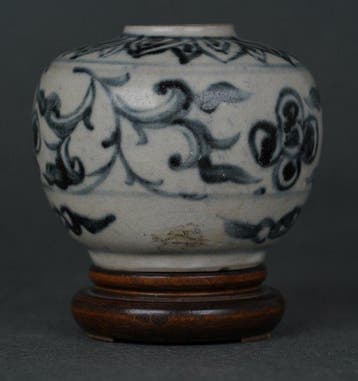Jiajing (1522-1566) - Pot - Blauw-witte bolvormige vaas uit, Antiek en Kunst