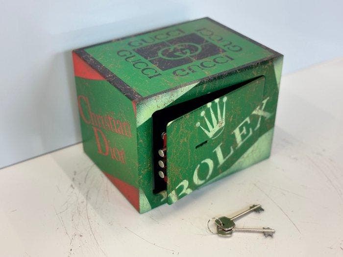 Rob VanMore - Luxury Mayhem Vault, Antiek en Kunst, Kunst | Designobjecten