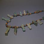 Oud-Egyptisch Faience Ketting met god-amuletten. 60 cm lang., Verzamelen