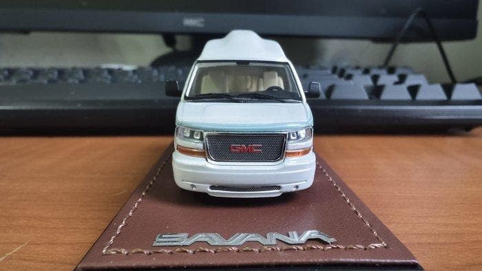 GPC 1:64 - Modelauto - GMC Savana, Hobby en Vrije tijd, Modelauto's | 1:5 tot 1:12