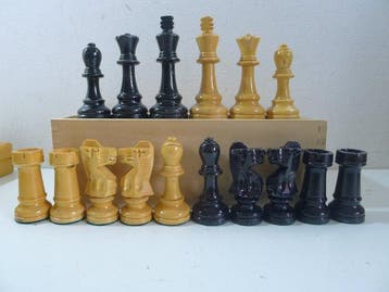 jeu déchecs type Staunton en coffret signé sans échiquier