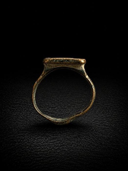 Islamitisch Brons Ring - 10e tot 13e eeuw na Christus, Antiek en Kunst, Antiek | Overige Antiek