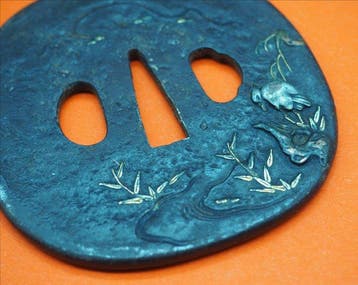 Tsuba van ijzer met figuratieve decoratie in zgan - IJzer, Antiek en Kunst