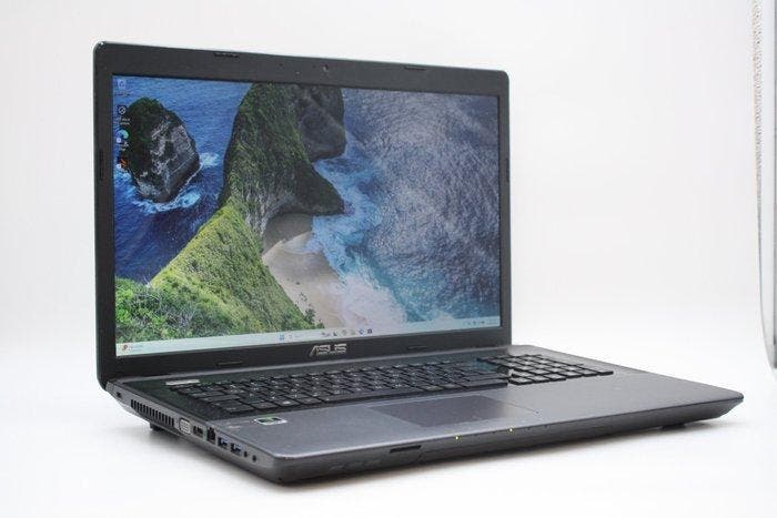 Huge 18.4 notebook: Asus R900V | Intel Core i5-3210M CPU |, Consoles de jeu & Jeux vidéo, Consoles de jeu | Accessoires Autre