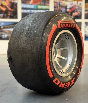 Pneu complet sur la roue - Formule 1 Pirelli - O.Z. *** NO