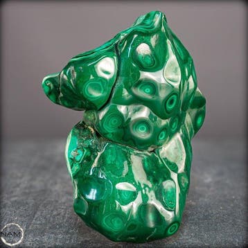 Malachite forme libre – art naturel expressif en vert