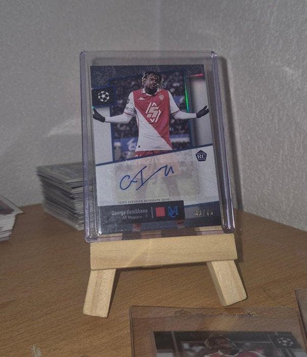 2023/24 Topps Museum Collection UCL George Ilenikhena, Verzamelen, Stickers