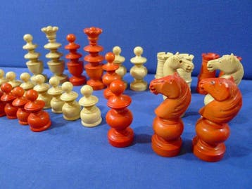 Jeu déchecs type Régence en Bakelite sans échiquier boite, Antiquités & Art