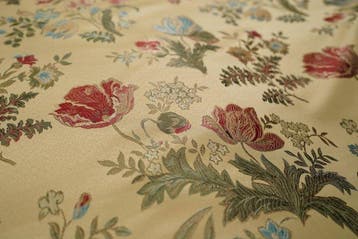 Gouden meubelstof met bloemmotieven in klassieke stijl -