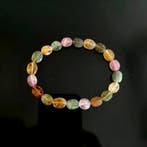 Armband van regenboogtoermalijn. Natuurlijke stenen.