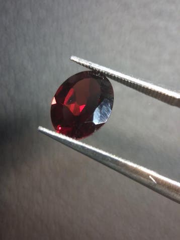 Natural Garnet - Rhodolite - 1.895 ct - oval faceted - red g, Verzenden