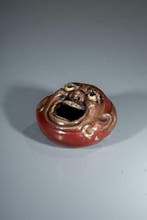Een expressieve polychrome keramische masker van Daruma -