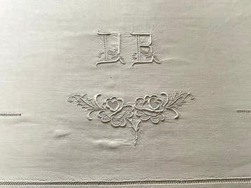 Linnen beddengoed uit de vroege XXe eeuw met de initialen, Antiek en Kunst