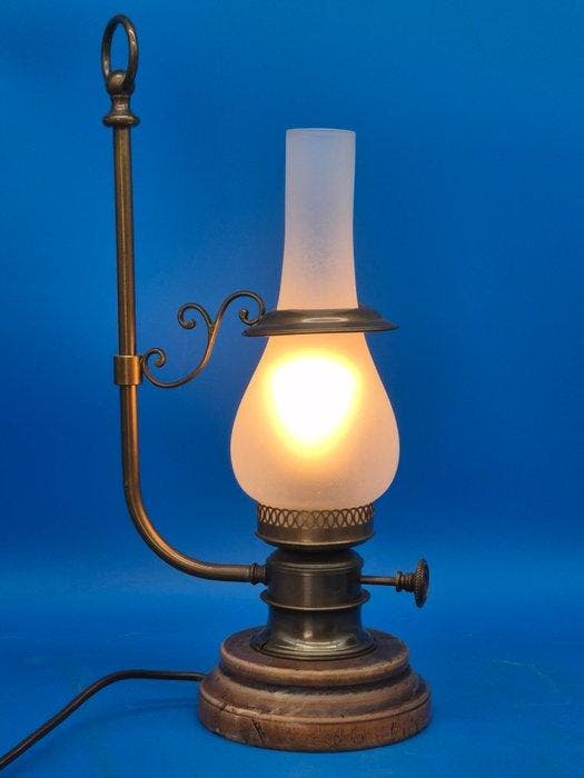 Tischlampe im Petroleumstil – Metall und Glas – elektrisch -, Antiquités & Art, Curiosités & Brocante