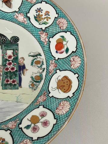 Schaal met figuren in Yongzheng-stijl Famille Rose -