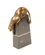 Figuur - A BRONZE SCULPTURE OF A DESCENDING PANTHER - Brons,, Antiek en Kunst
