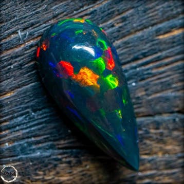 Black Opal Cabochon – Intensief kleurenspel in volmaakte