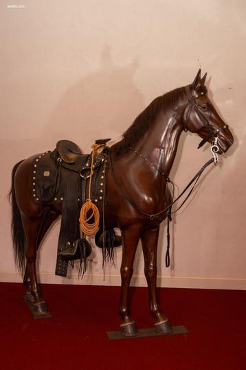 Levensgroot antiek display-paard met uitrusting