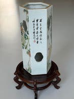 Een Chinese porseleinen familie-rose hoedstand - Keramiek -